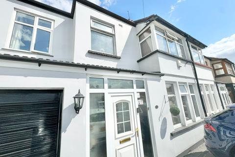 4 bedroom terraced house to rent, Fencepiece Road, Ilford IG6