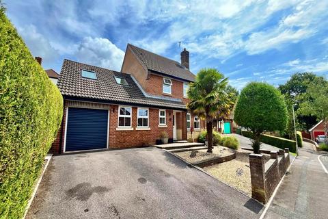 5 bedroom detached house to rent, Broadstone