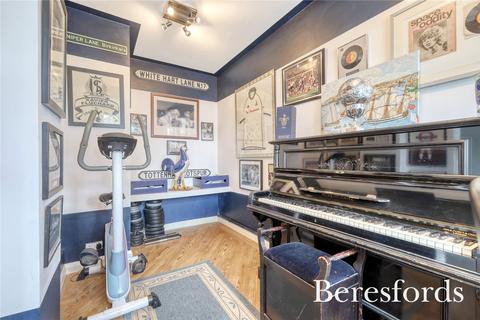15 Fleet Close, Upminster, RM14 1PS