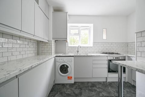 3 bedroom flat for sale, Thornton Road, Balham, London, SW12