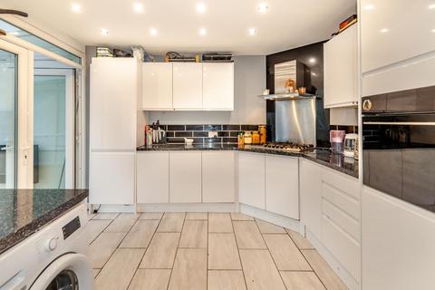 190 Knollmead, Surbiton, KT5 9QW