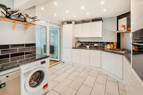190 Knollmead, Surbiton, KT5 9QW