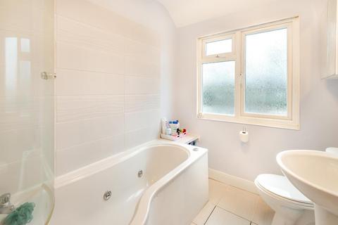 190 Knollmead, Surbiton, KT5 9QW