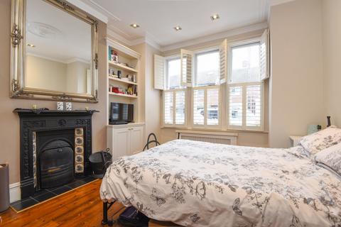 2 bedroom apartment to rent, Fontarabia Road London SW11