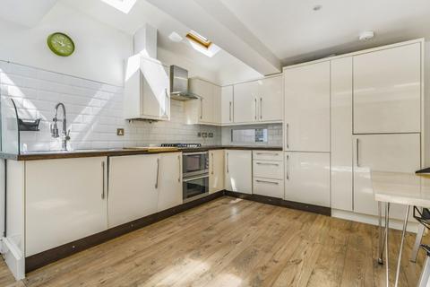 2 bedroom apartment to rent, Fontarabia Road London SW11