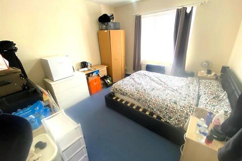 7 Warfield Road, Feltham, TW14 8AD