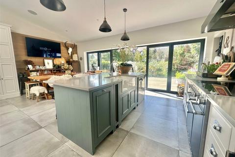 4 bedroom end of terrace house for sale, High Street, Milford on Sea, Lymington, Hampshire, SO41