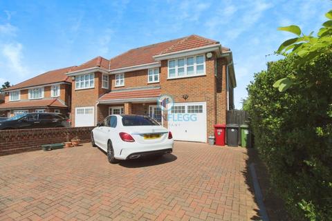 4 bedroom semi-detached house to rent, Downs road, Langley.