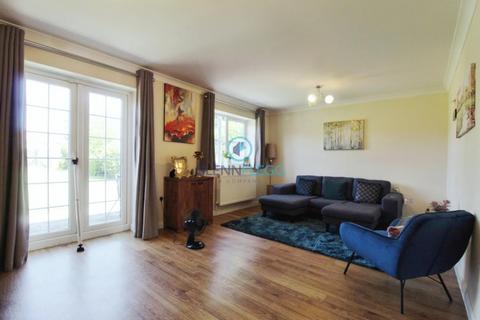 4 bedroom semi-detached house to rent, Downs road, Langley.