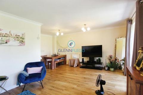 4 bedroom semi-detached house to rent, Downs road, Langley.