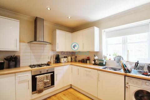 4 bedroom semi-detached house to rent, Downs road, Langley.