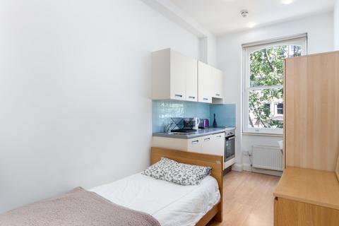 Studio to rent, Beaufort Gardens, Knightsbridge