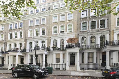 Studio to rent, Beaufort Gardens, Knightsbridge