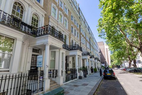 Studio to rent, Beaufort Gardens, Knightsbridge