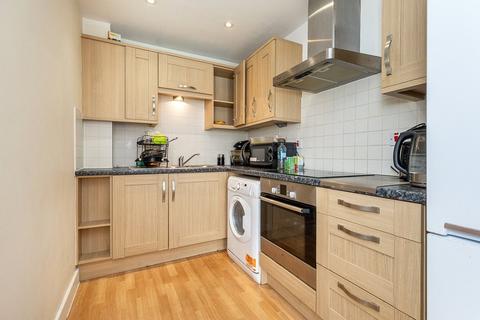 2 bedroom apartment for sale, Reynolds Avenue, REDHILL, Surrey, RH1