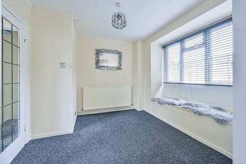 2 bedroom maisonette to rent, Courtlands Avenue, Lee, London, SE12