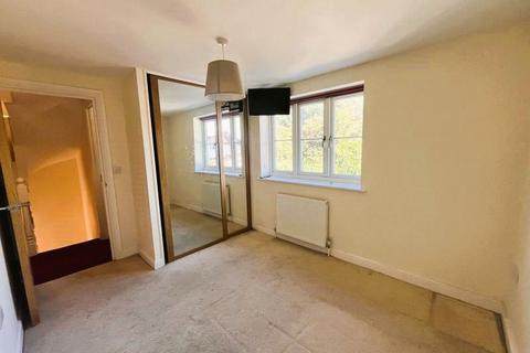 4 bedroom semi-detached house to rent, Whitemore Road, Guildford GU1