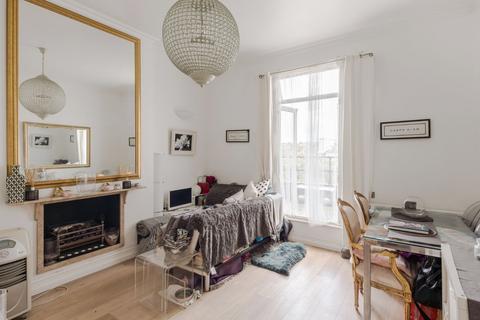 2 bedroom flat for sale, St. Quintin Avenue, London