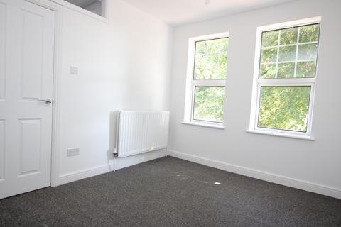 3 bedroom terraced house to rent, Windmill Avenue, Kettering NN16