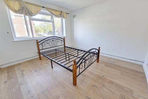 2 bedroom maisonette to rent, Stirling Close, Rainham, Essex, RM13