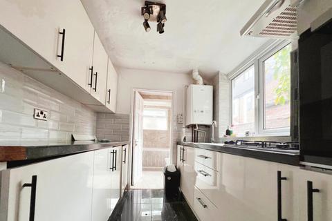 2 bedroom terraced house to rent, Wimborne Road, Luton, LU1 1PD