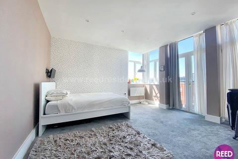 2 bedroom flat for sale, Skyline Plaza Victoria Avenue, Southend On Sea