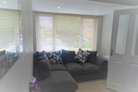 4 bedroom detached house to rent, Holt Park Way, Leeds LS16