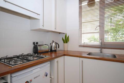 2 bedroom flat to rent, Mortimer Crescent, St John's Wood, London, NW6
