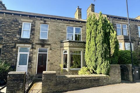 4 bedroom semi-detached house to rent, Crawshaw Avenue, Pudsey