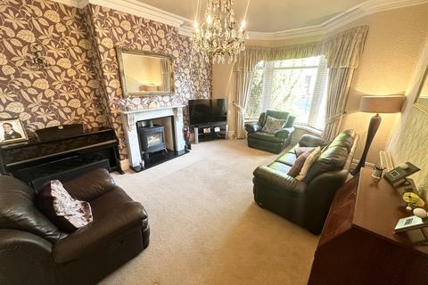 4 bedroom semi-detached house to rent, Crawshaw Avenue, Pudsey