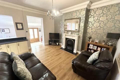 4 bedroom semi-detached house to rent, Crawshaw Avenue, Pudsey