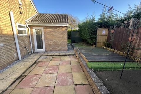 2 bedroom semi-detached bungalow to rent, Silvertree Walk, Goole