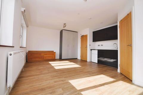 Studio to rent, West Barnes Lane, New Malden