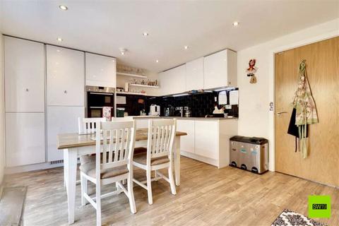 3 bedroom townhouse to rent, Parchment Close, Mitcham CR4