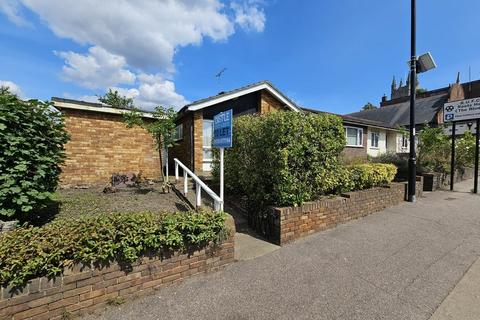2 bedroom detached bungalow to rent, Victoria Avenue, Southend-on-Sea SS2