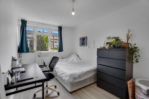 3 bedroom maisonette for sale, Portelet Road, London