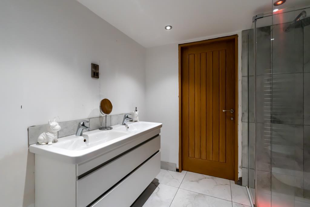Jack-and-Jill En-Suite