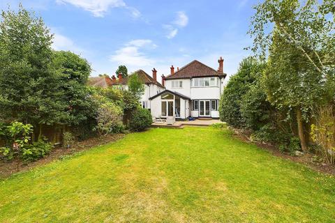 4 bedroom detached house to rent, Hersham Road, Walton-On-Thames