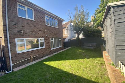 3 bedroom detached house to rent, Harold Road, Hastings