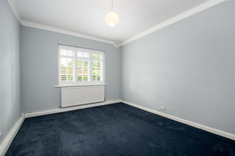 2 bedroom apartment to rent, Portsmouth Road, Thames Ditton