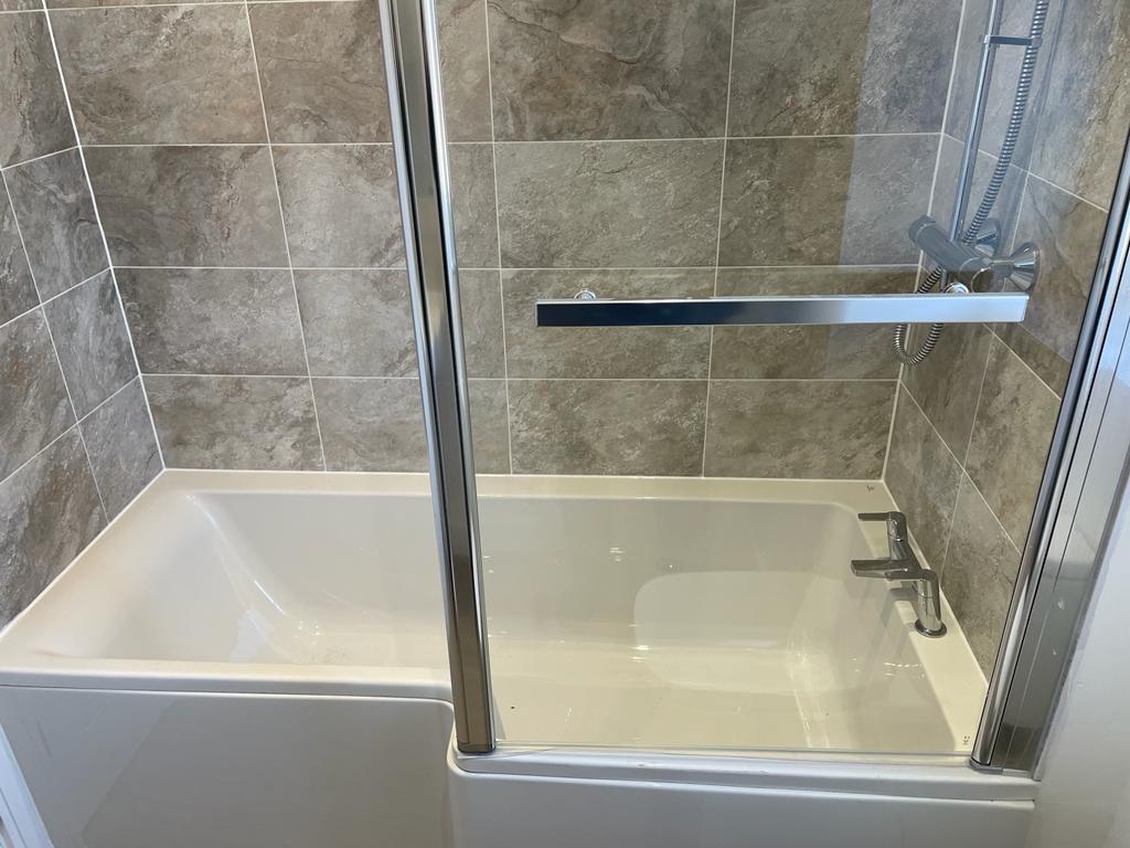 Bathroom 2.jpg