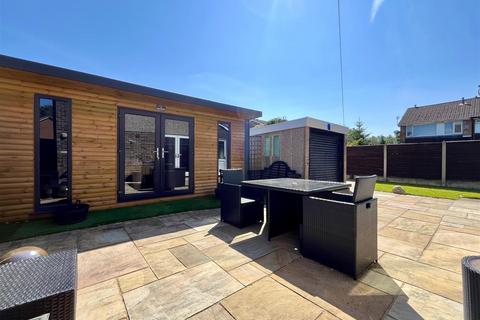 3 bedroom detached house to rent, Dartington Close, Manchester