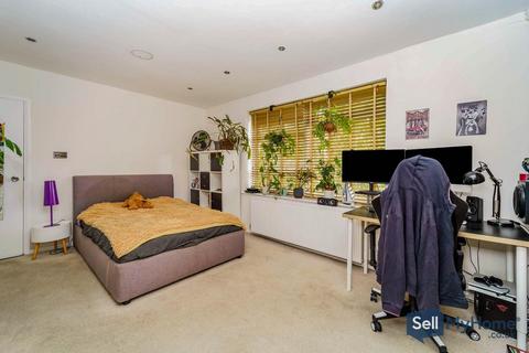 67 Rowan Close, London, W5 4AL