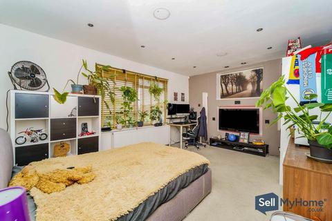 67 Rowan Close, London, W5 4AL