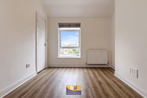 3 bedroom apartment to rent, Heaton Moor Road, Stockport SK4