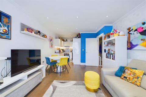 1 bedroom flat for sale, Hamond Court, Queenshurst Square, Kingston Upon Thames, KT2 5FW