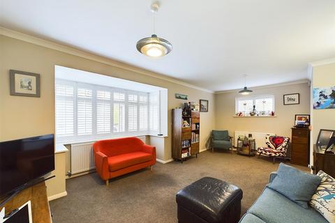 7 Thames Drive, Ruislip, HA4 7AY