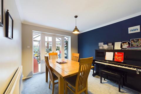 7 Thames Drive, Ruislip, HA4 7AY