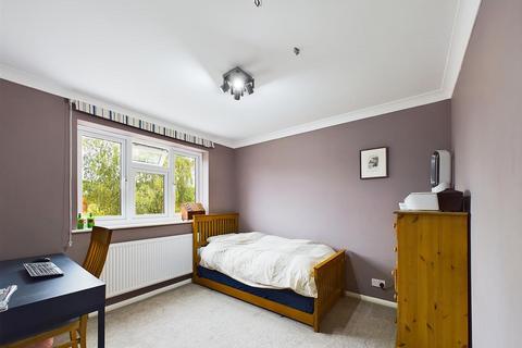 7 Thames Drive, Ruislip, HA4 7AY