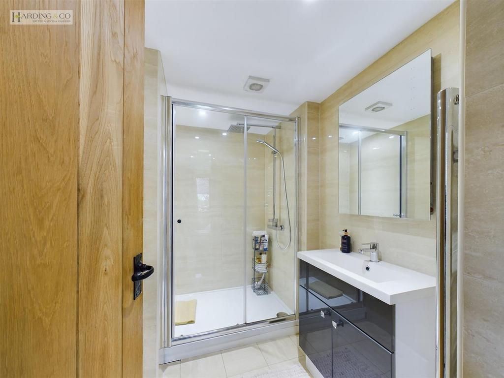 En suite shower.jpg